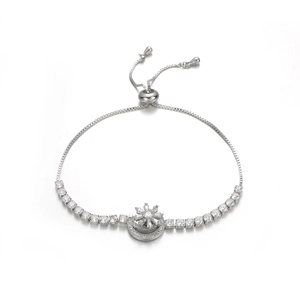 Dettaglio del bracciale fiore solare in argento con zirconi e chiusura a scorrimento