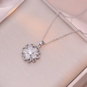 Collier élégant avec pendentif fleur rotative et zircons clairs dans un coffret cadeau