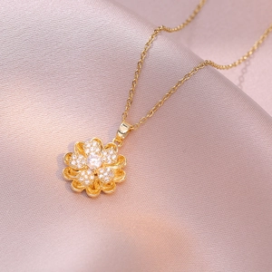 Collier avec pendentif fleur dorée orné de zircons brillants sur tissu en soie rose