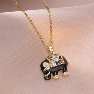 Goldene Elefantenkette mit bunten Zirkonia-Steinen und Anhänger aus schwarzem Emaille