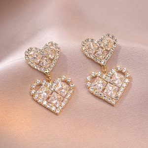 Élégantes boucles d'oreilles double cœur doré avec accents de zircone cubique pavé