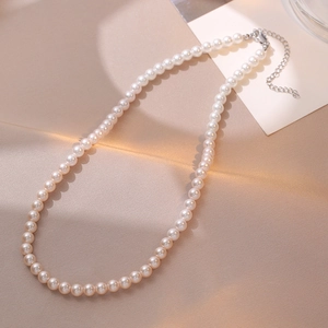 Élégant collier de perles sur fond de soie avec fermoir en argent et chaîne d'extension