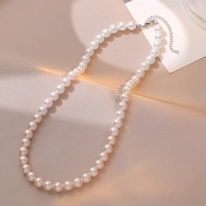 Détail du collier de perles blanches avec fermoir mousqueton argenté et extension