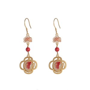 Vintage Lotus-Ohrringe mit rosa Blumen und roten Perlen im traditionellen Stil