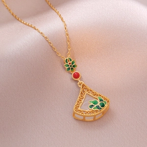 Collana vintage dorata a ventaglio con intarsio in giada bianca e dettagli in smalto