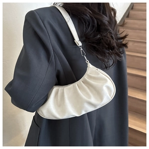 Détail du sac bandoulière blanc plissé avec texture cuir mat et boucles argentées