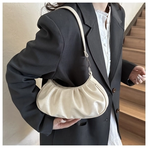 Détails du sac à bandoulière beige plissé avec textures souples et attaches en métal