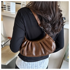 Détail du sac nuage plissé caramel avec texture en cuir PU souple et bandoulière fixe