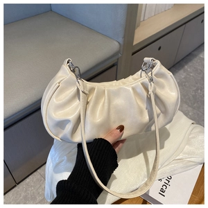 Vue détaillée du sac à bandoulière plissé crème avec des crochets métalliques argentés