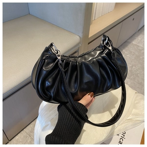 Détail du sac nuage plissé noir avec texture en cuir souple et boucle en métal argent