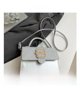 Nahaufnahme der glitzernden silbernen Handtasche mit goldenem Verschluss und Trageriemen