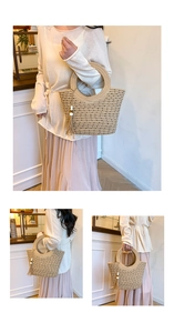 Détail du sac cabas en paille tressée à pois noirs et pompon en perles blanches