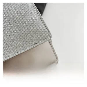 Detailansicht der champagnersilbernen Handtasche mit Paillettenstoff und feiner Naht