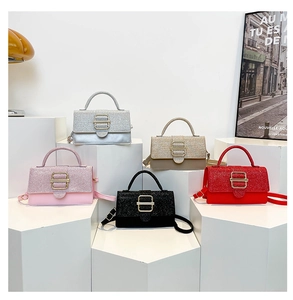Sacs à main pailletés en cinq couleurs présentés sur des supports géométriques blancs