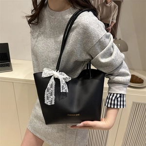 Sac cabas noir minimaliste avec nœud en dentelle blanche pour femme tendance