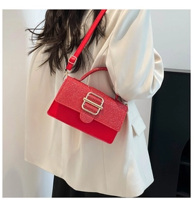 Vue détaillée arrière d'un sac à main rouge en cuir avec une boucle dorée