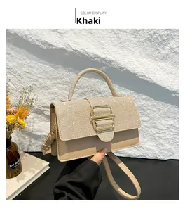 Detail der khakifarbenen Handtasche mit Strassbesatz und goldenem quadratischem Verschluss