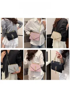 Détail du petit sac scintillant avec rabat en V et chaîne à pompon dorée pour femme