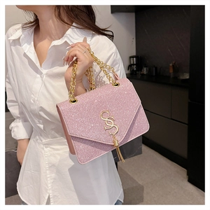 Sac bandoulière pailleté rose avec chaîne dorée et détails de pompon logo
