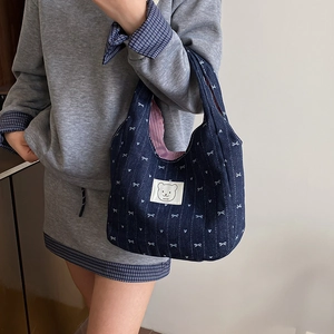 Süße dunkelblaue Denim-Tasche mit Herz-Schleifen-Muster und Bären-Patch für Damen