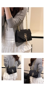 Détail d'un sac à bandoulière noir pailleté avec chaîne dorée et pompon métallique chic