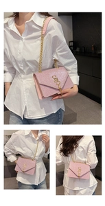 Détail du sac à bandoulière rose à paillettes avec boucle S dorée et bandoulière