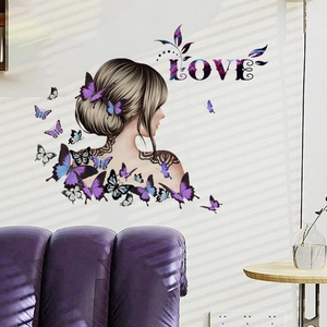 Détail du sticker mural avec silhouette de femme et papillons violets sur un mur blanc
