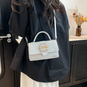 Petit sac bandoulière gris argenté au rabat scintillant avec boucle dorée élégante