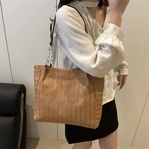 Große Strohtasche mit braunem Leder-Kettenriemen und gewebtem Fischgrätmuster