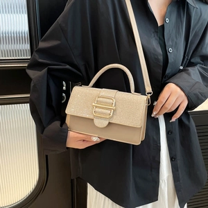 Petit sac carré beige doré élégant avec patchwork pailleté et boucle en métal doré