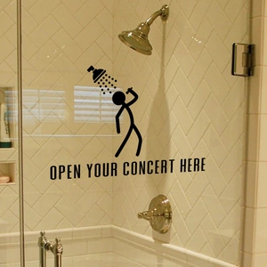 Détail du sticker mural bonhomme imperméable avec texte Open Your Concert Here sous douche