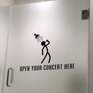 Détail du sticker mural bonhomme et texte Open Your Concert Here sur porte de douche