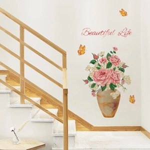 Detail der Blumenwandsticker mit Rosen und Schmetterlingen an einer weißen Treppenwand