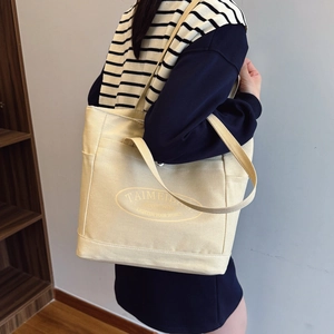 Minimalist beige canvas tote bag with large capacity for commuting and daily leisure use