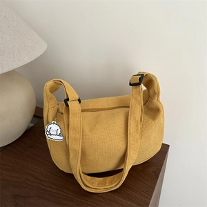 Borsa a tracolla in velluto a coste gialla con ciondolo a cane su base in legno