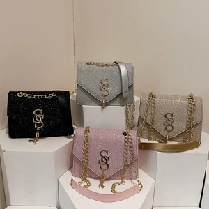 Sacs à bandoulière tendance à paillettes avec chaîne et pompon en quatre coloris brillants