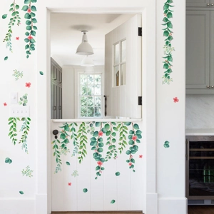 Detalle de vinilos decorativos de enredaderas verdes y flores rosas en puerta blanca