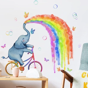 Détail du sticker mural éléphant aquarelle et arc-en-ciel dans une chambre d'enfant