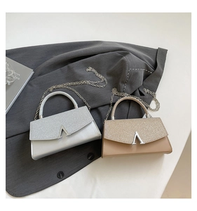 Détail du rabat pailleté et fermoir en V sur les pochettes de soirée argent et or