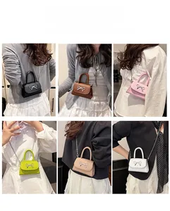 Détail de six mini sacs aux couleurs acidulées avec nœud métallique et chaîne