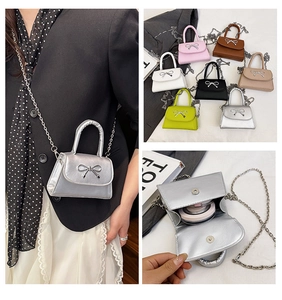 Mini sac carré avec nœud argenté et bandoulière en chaîne métallique pour femmes