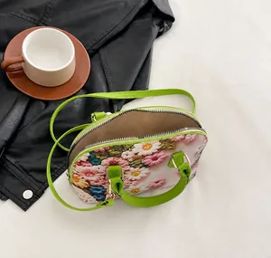 Innenansicht der floralen Muscheltasche mit grünem Lederbesatz und Reißverschluss