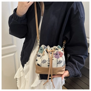 Detailaufnahme von Ethno-Jacquard-Stoff und Kordelzug an der Retro-Beuteltasche