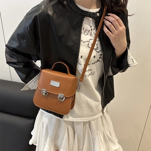 Piccola borsa a tracolla vintage marrone con manico e doppie chiusure in metallo
