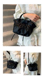 Détails du sac à main noir plissé avec nœud et bandoulière réglable