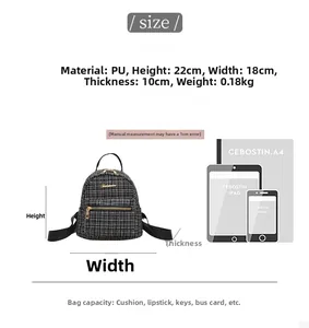 Comparaison de taille d'un mini sac à dos à carreaux noir et blanc avec iPad et papier A4