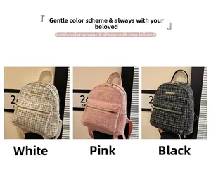 Comparaison détaillée de mini sacs à dos en tweed en blanc, rose et noir avec fermoirs dorés