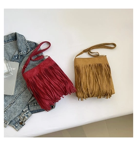 Détail de sacs bandoulière à franges bohèmes en daim bordeaux et kaki élégant