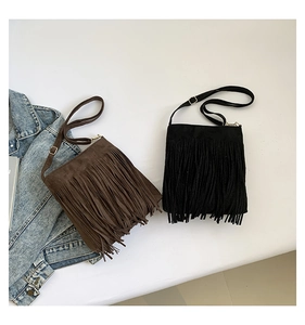 Détail des sacs bandoulière bohèmes à franges en daim marron et noir avec boucles dorées