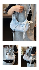 Detail der hellblauen Hobo-Tasche mit Schleifendekor und Perlenspitzen-Anhänger